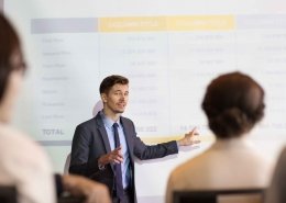 Un formateur dispensant sa formation avec un diaporama au tableau.