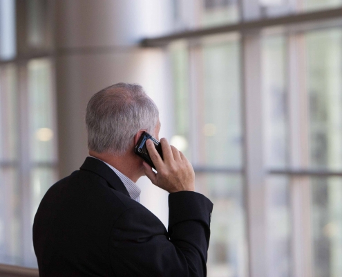 Un homme en tenue professionnelle au téléphone.