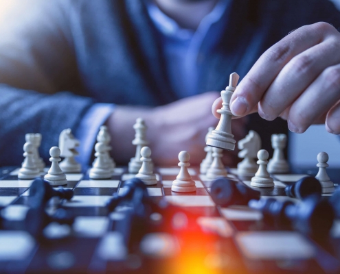 Une personne jouant aux échecs.
