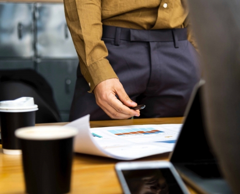 Un manager de projet devant son bureau.