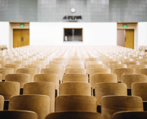 Une grande salle de réunion vide.