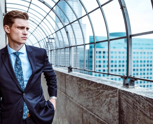 Un homme en tenue professionnelle